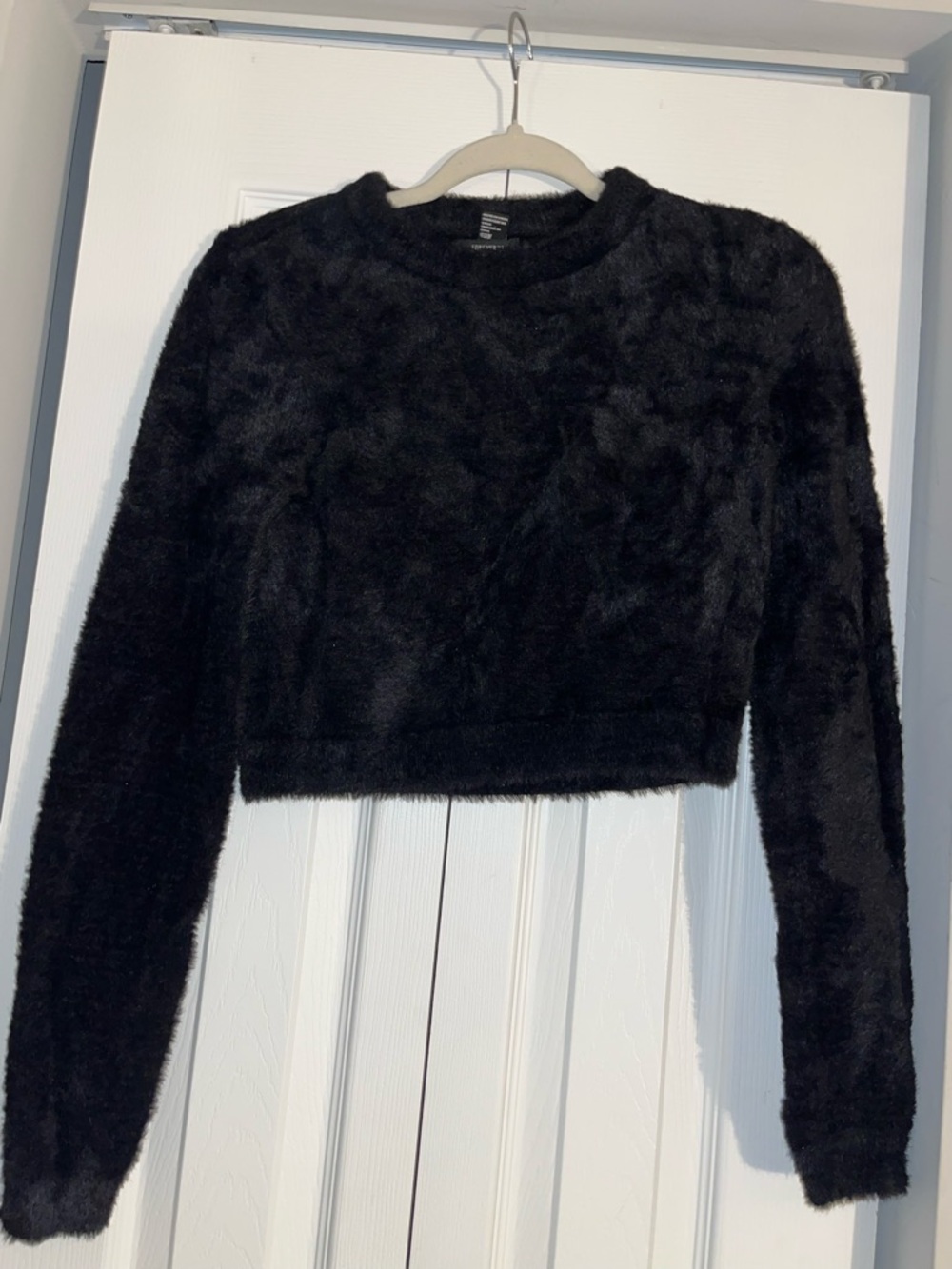 Forever 21 Black Fuzzy Cropped Crewneck Sweatshirt